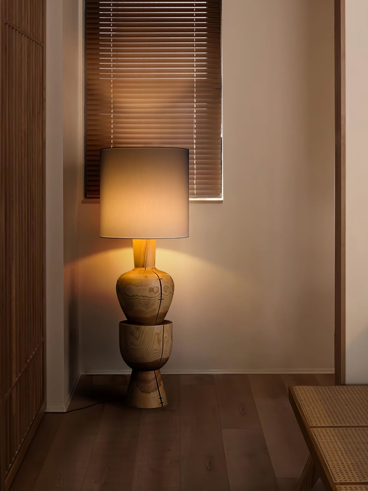 Flynis lampa stołowa z drewna