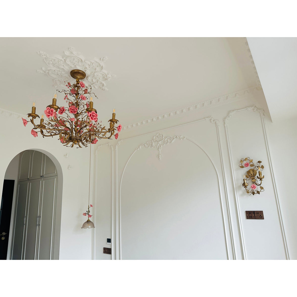 Blossom kinkiet ceramiczny w stylu vintage z różem