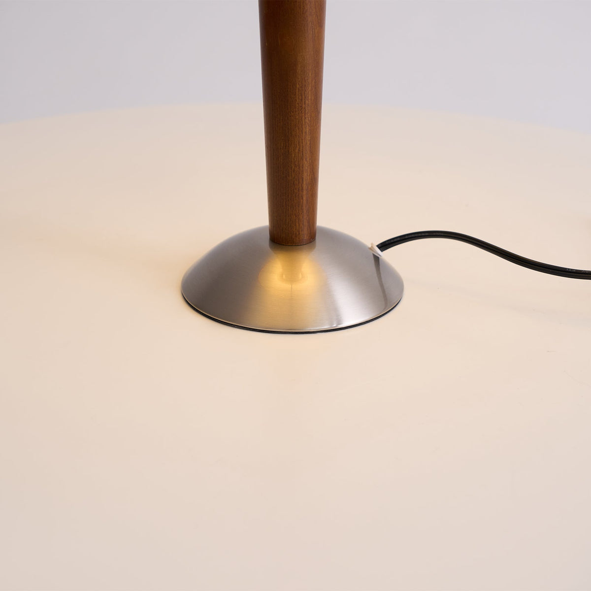Lampa stołowa Talonwood drewniana