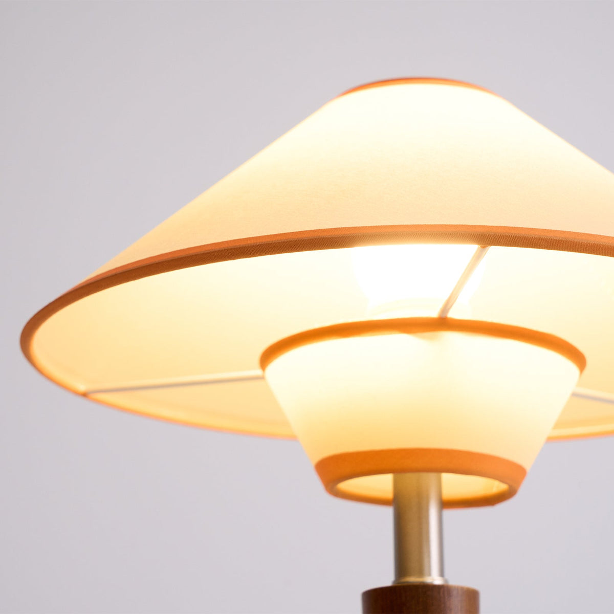 Lampa stołowa Talonwood drewniana