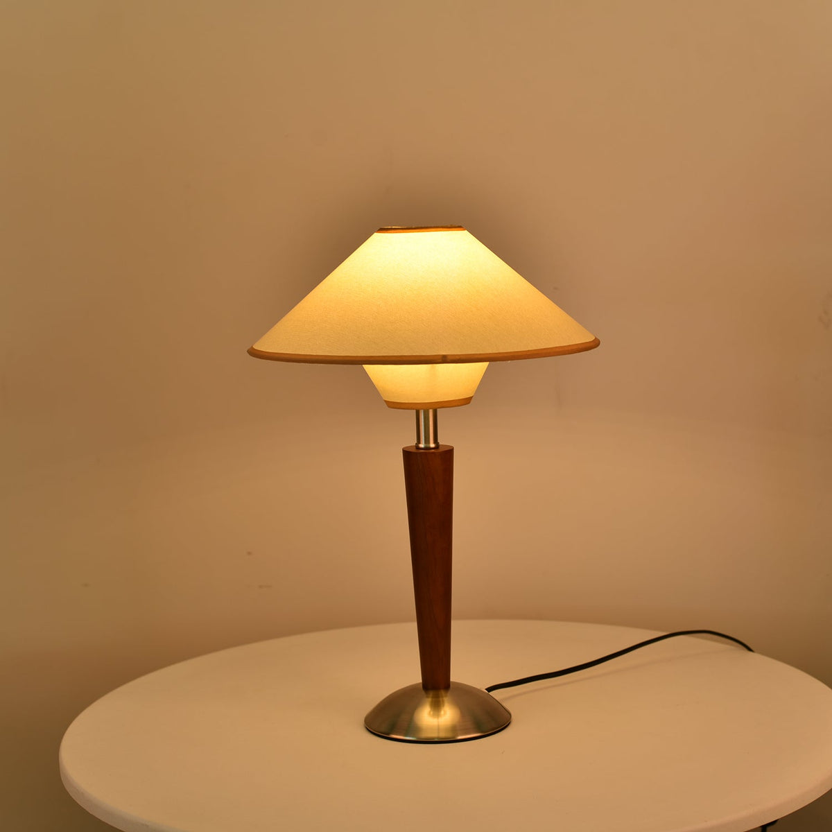 Lampa stołowa Talonwood drewniana