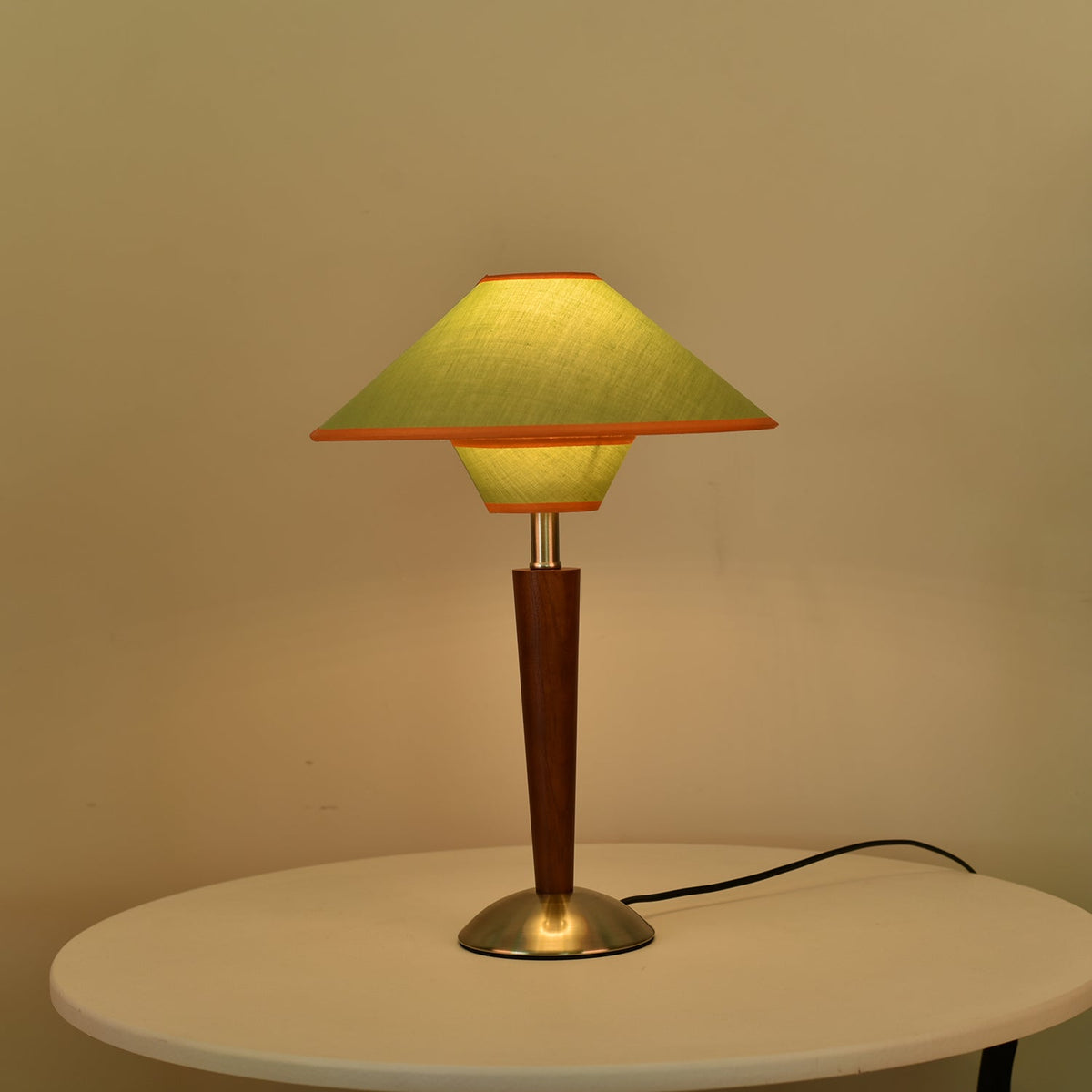 Lampa stołowa Talonwood drewniana