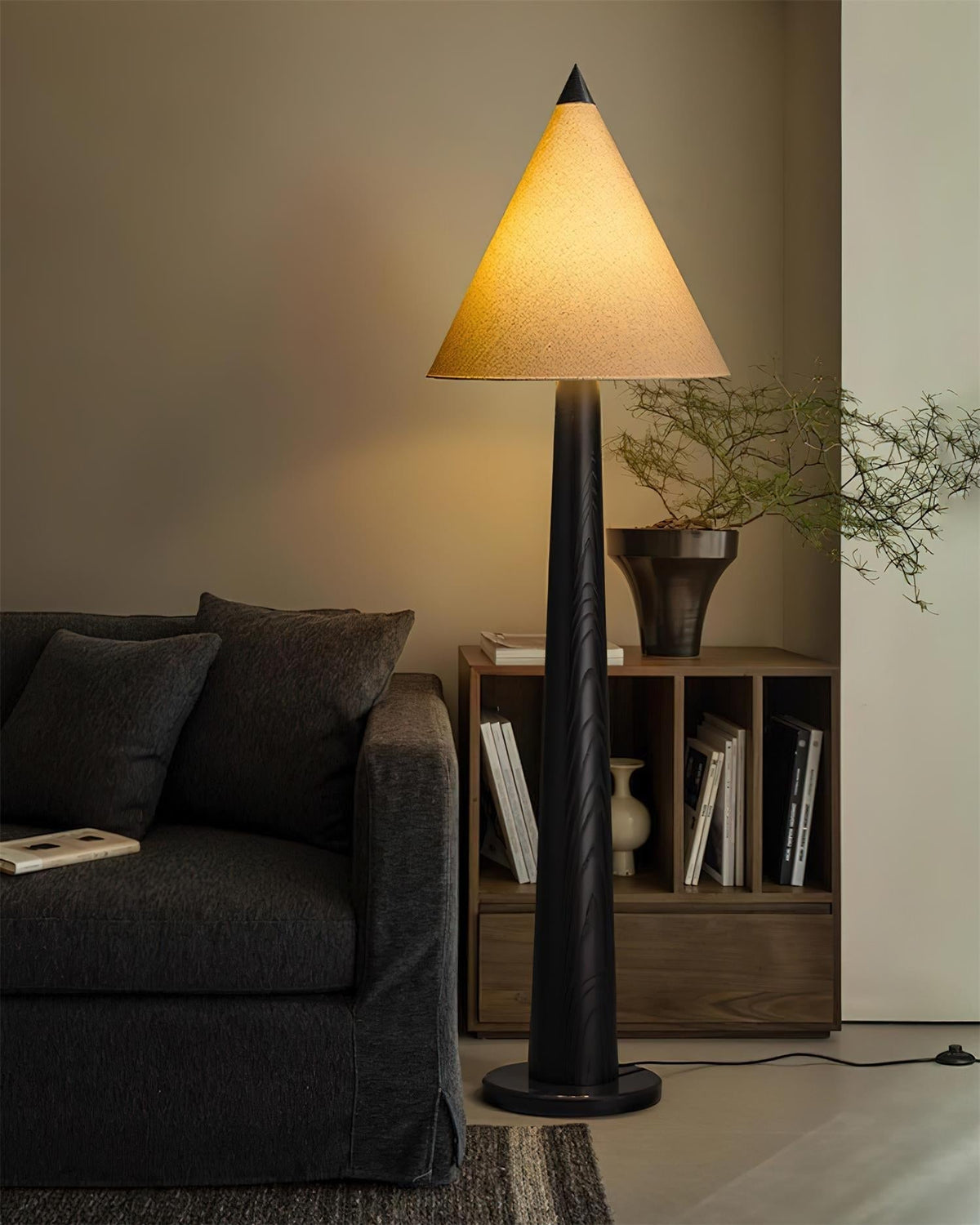 Cone-Gable lampa stojąca