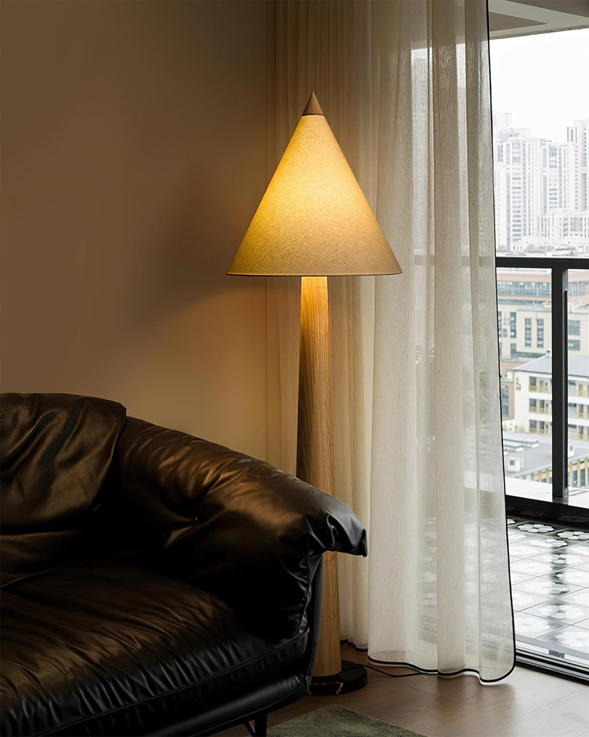 Cone-Gable lampa stojąca