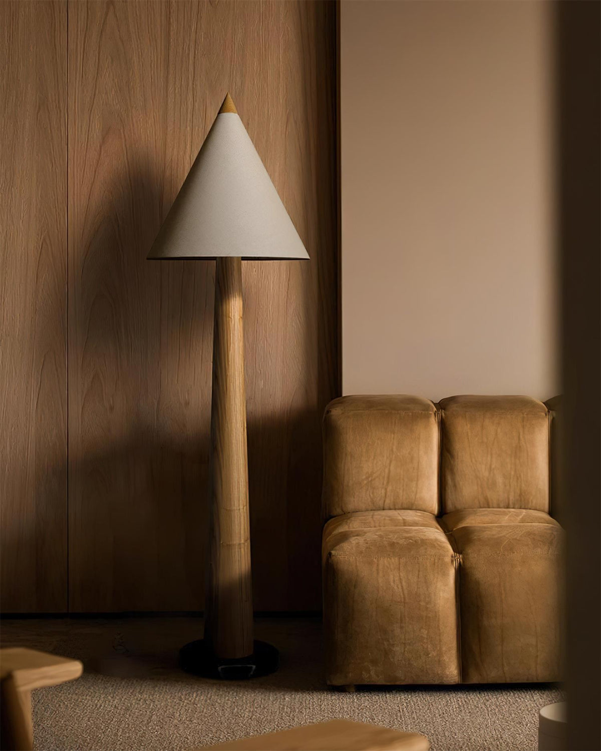 Cone-Gable lampa stojąca