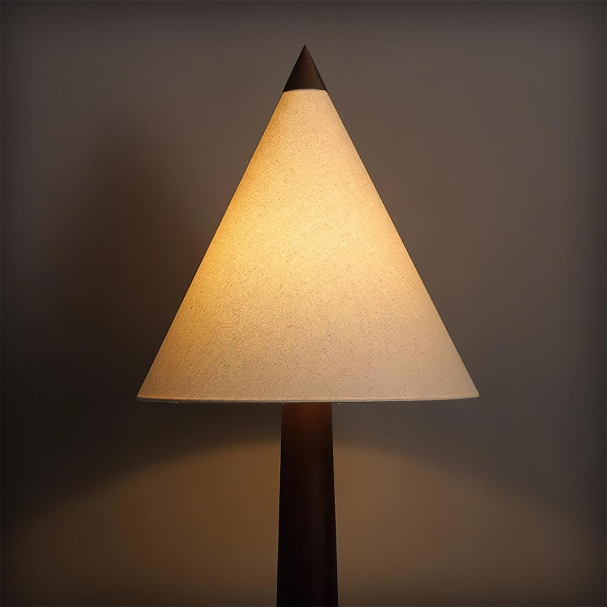 Cone-Gable lampa stojąca