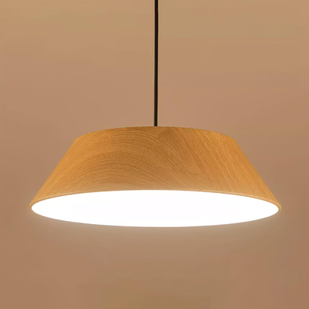 Novain lampa wisząca z fakturą drewna