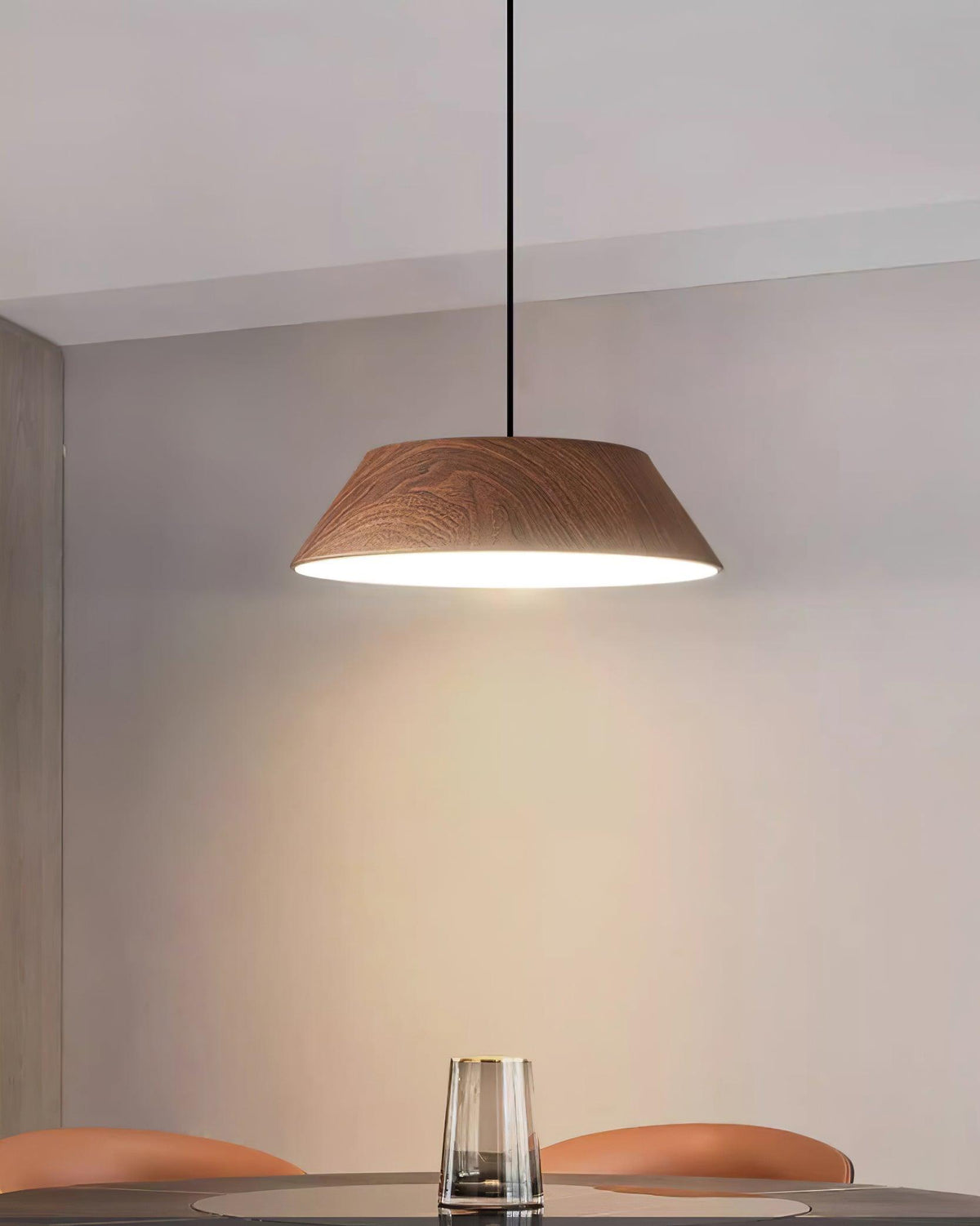 Novain lampa wisząca z fakturą drewna