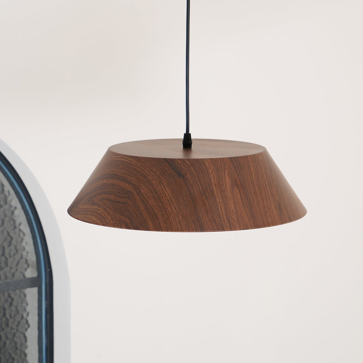 Novain lampa wisząca z fakturą drewna