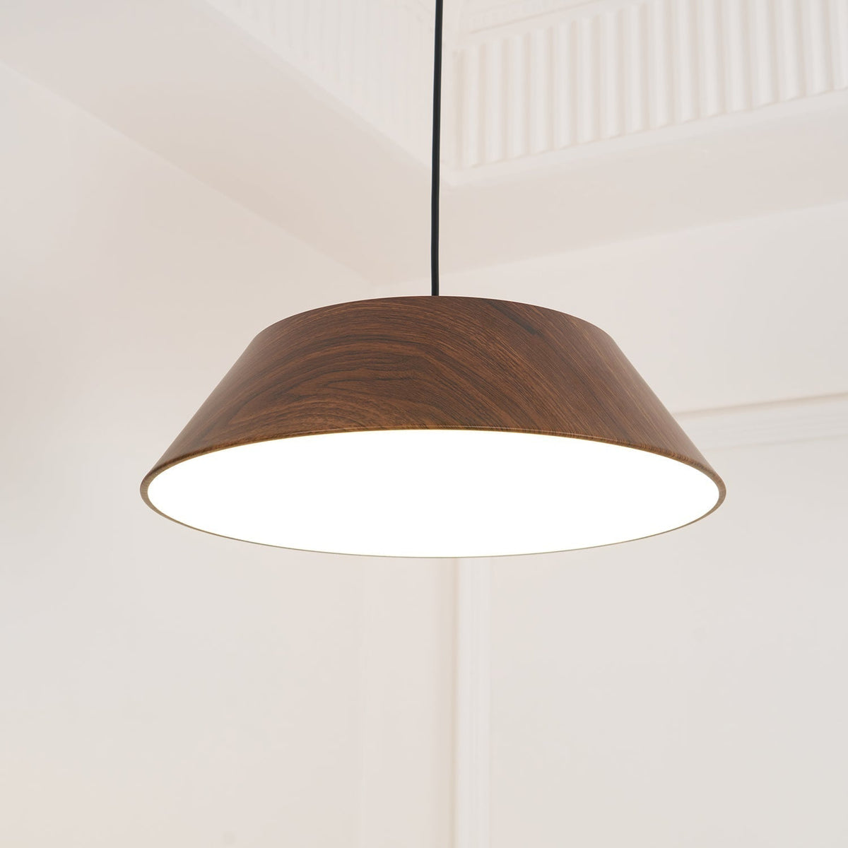 Novain lampa wisząca z fakturą drewna
