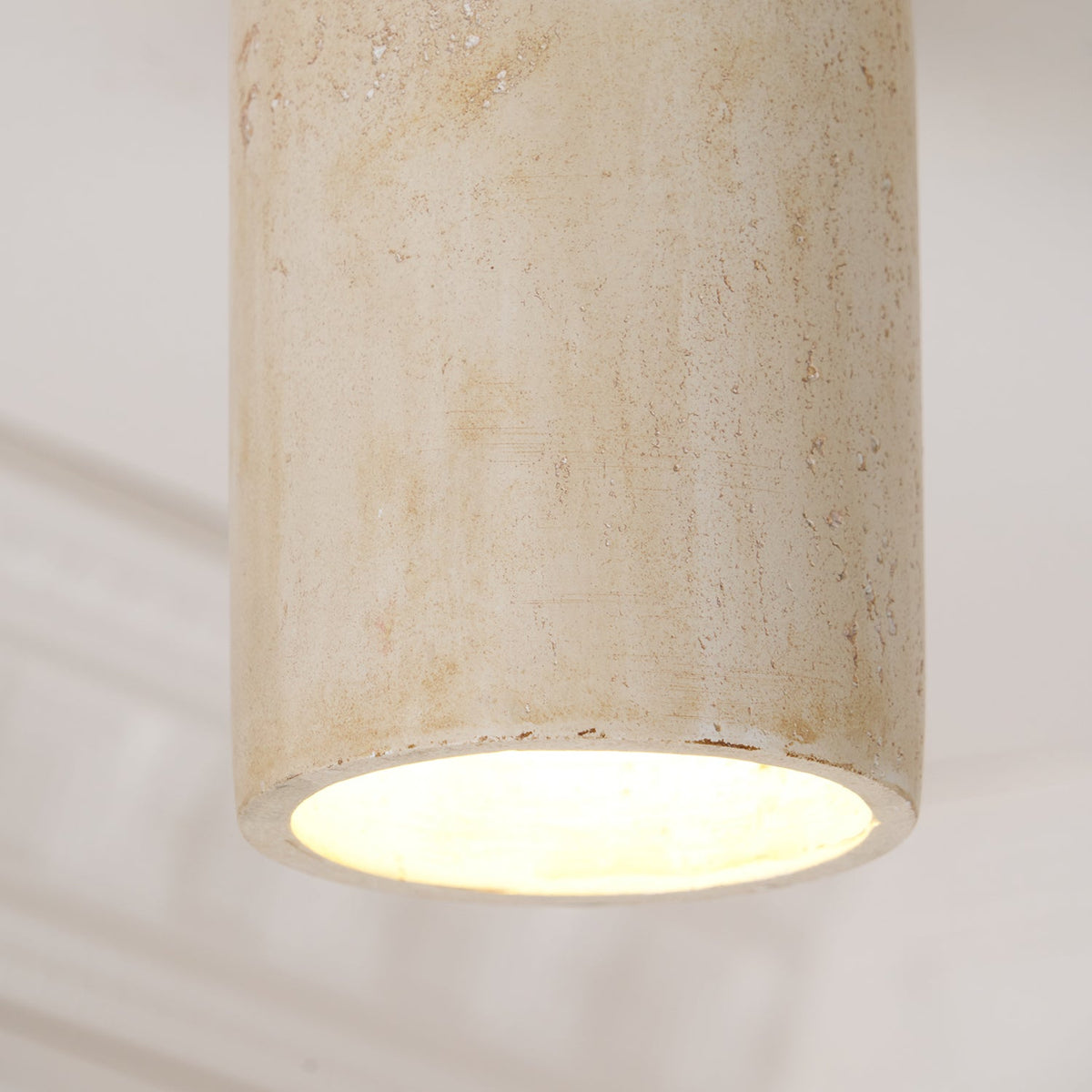Valelelle cylindryczna lampa sufitowa z rozetą i kloszem z travertynu