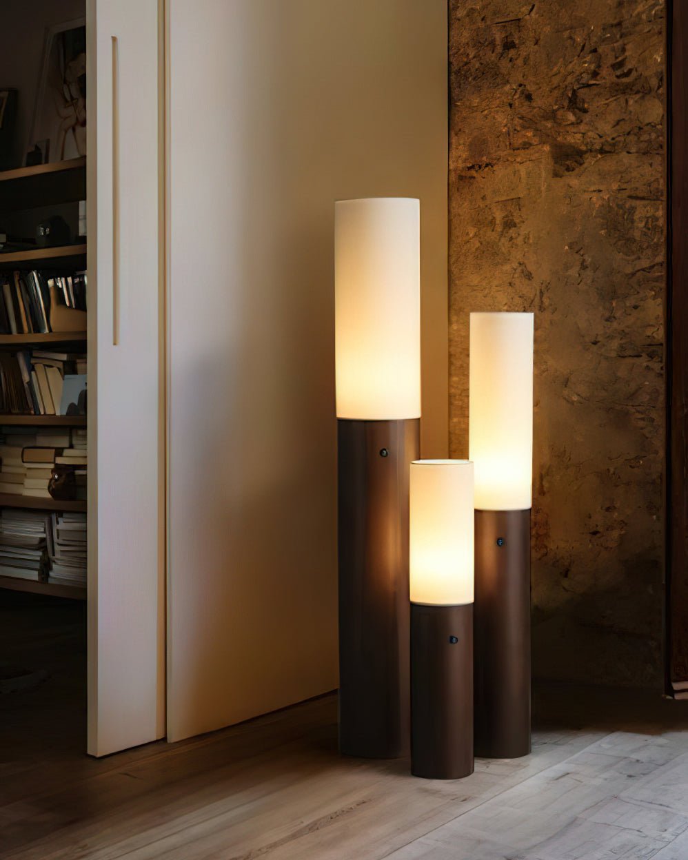 Viraalia kolumnowa lampa stojąca z drewna