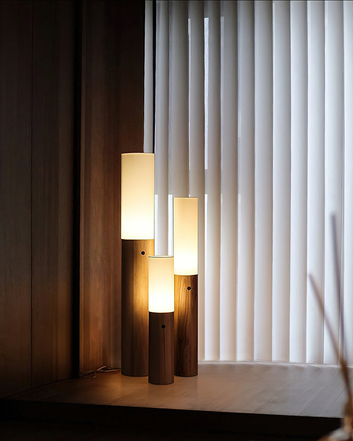 Viraalia kolumnowa lampa stojąca z drewna
