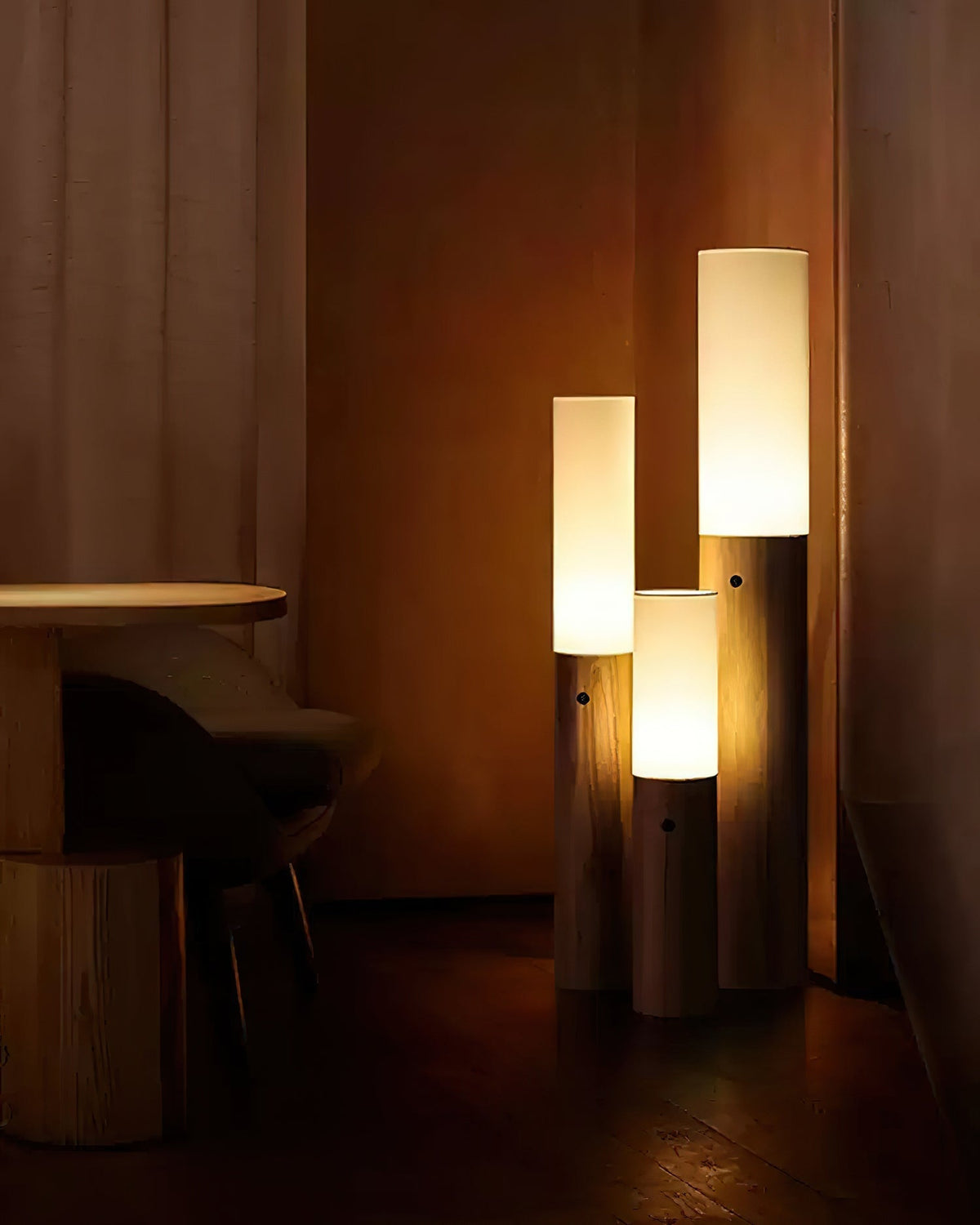 Viraalia kolumnowa lampa stojąca z drewna