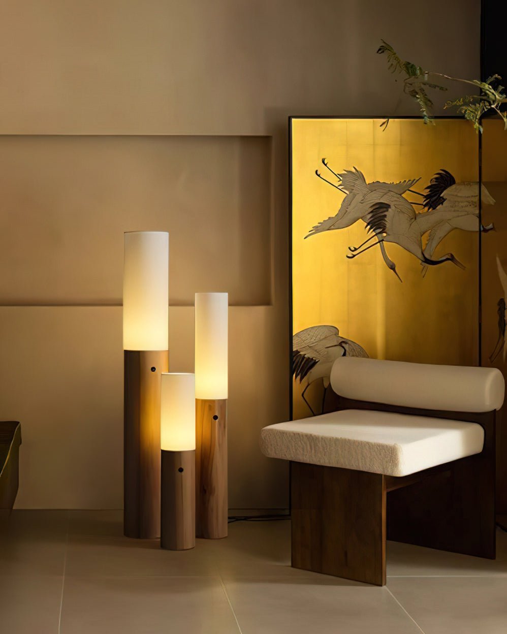 Viraalia kolumnowa lampa stojąca z drewna