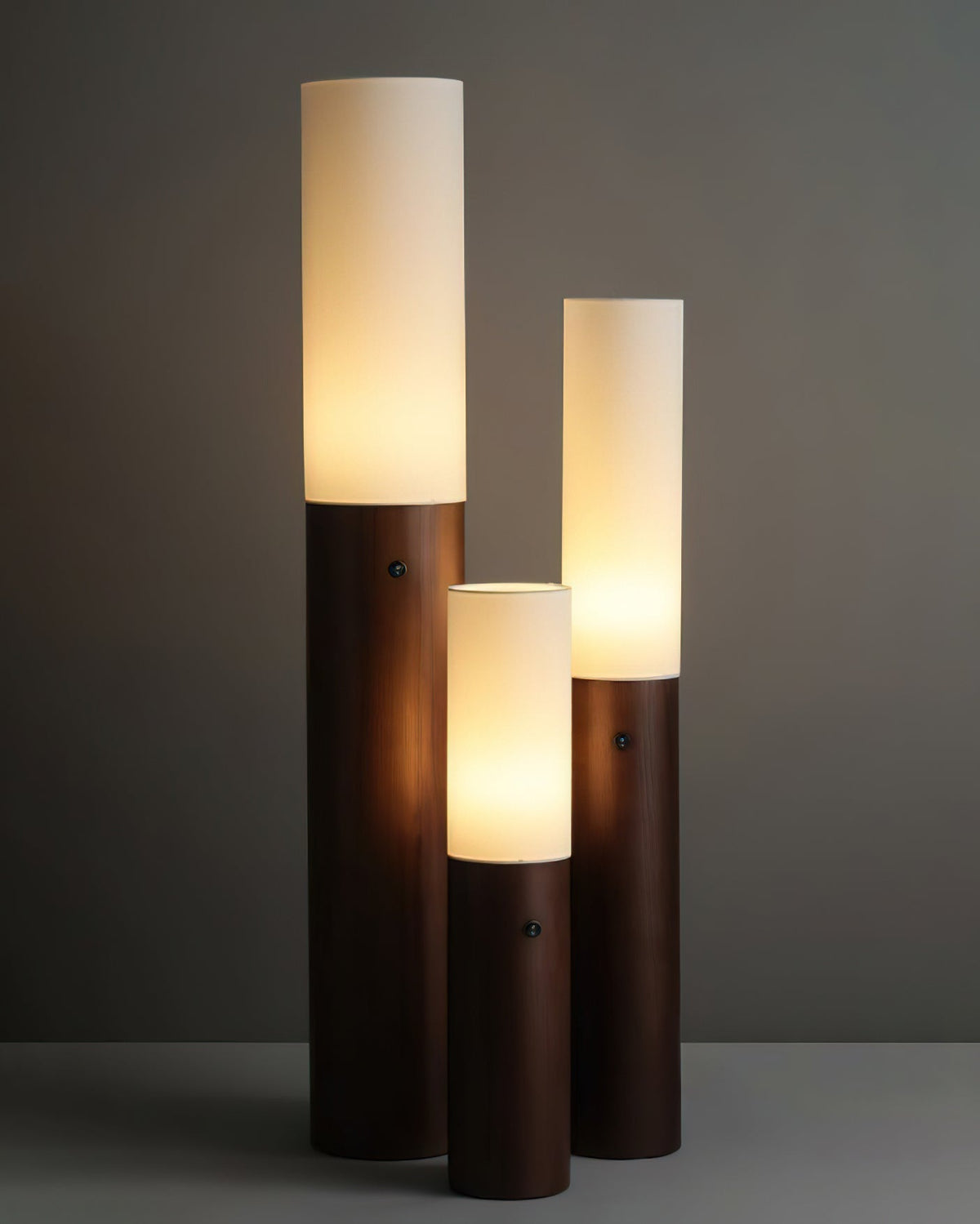 Viraalia kolumnowa lampa stojąca z drewna