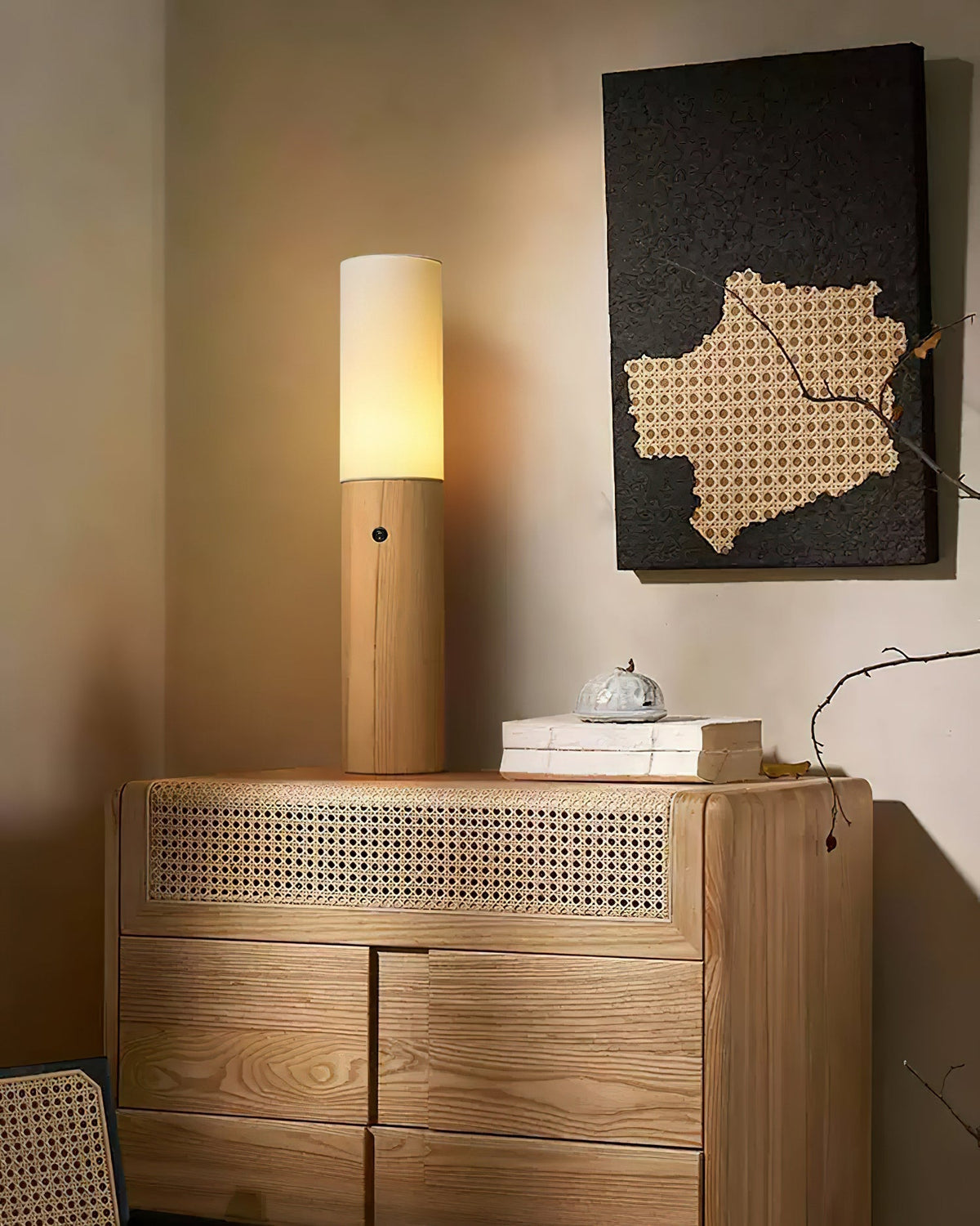 Viraalia kolumnowa lampa stojąca z drewna