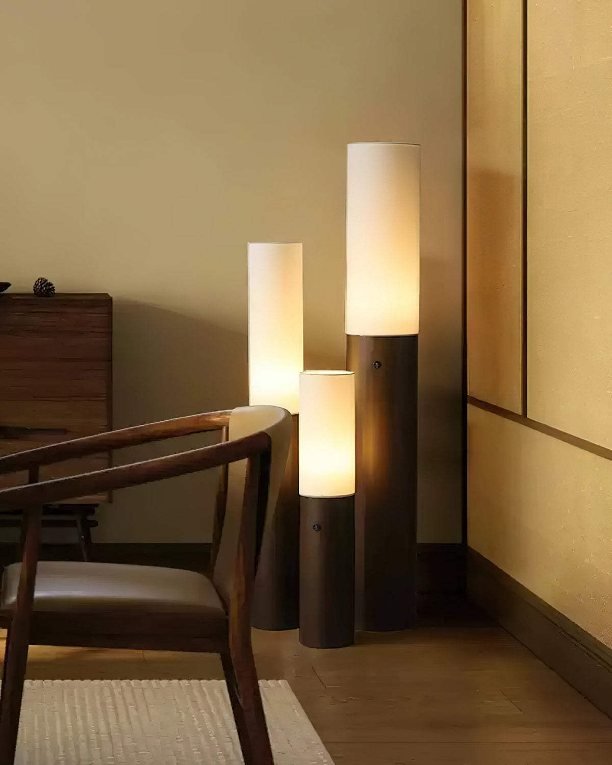 Viraalia kolumnowa lampa stojąca z drewna