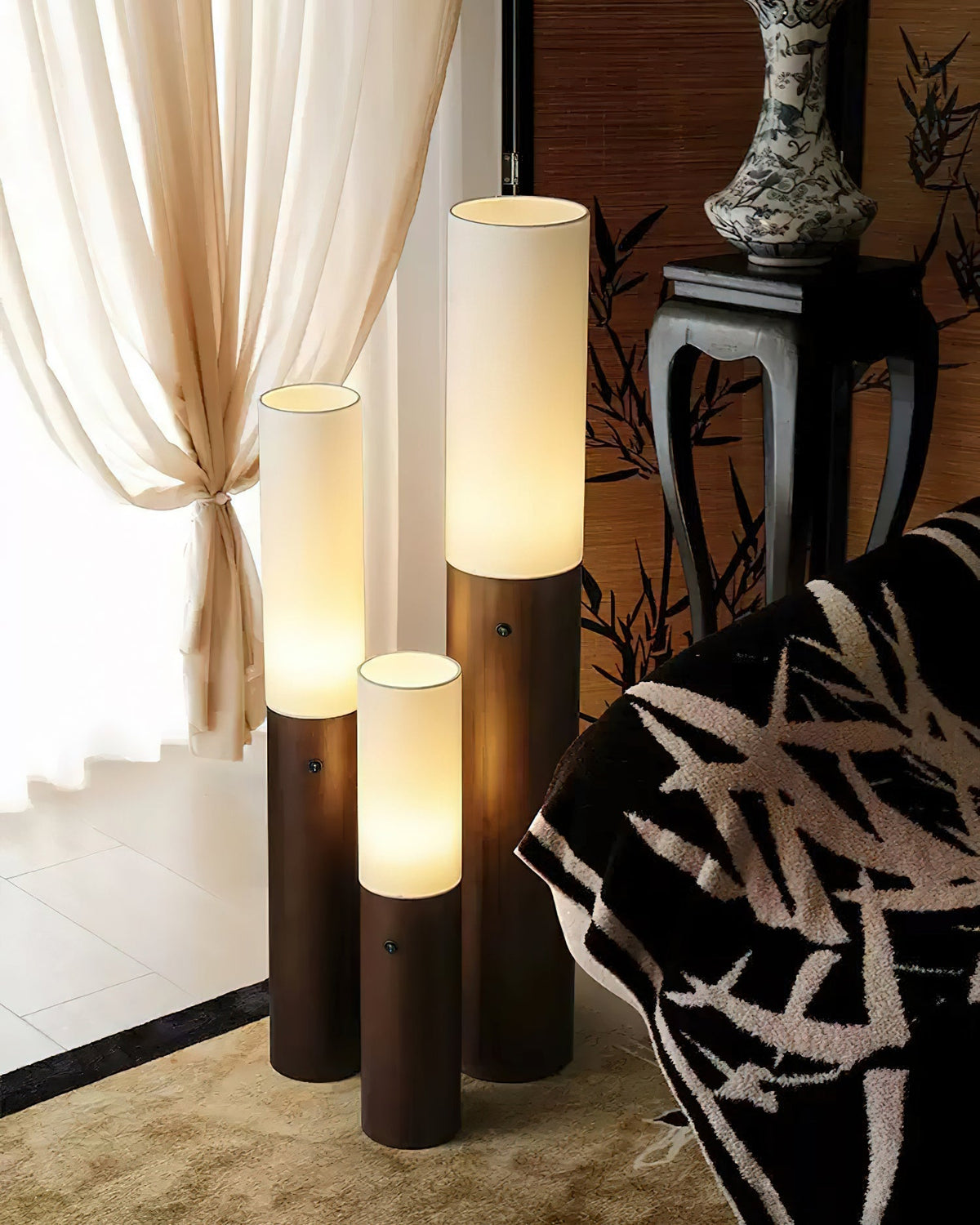 Viraalia kolumnowa lampa stojąca z drewna
