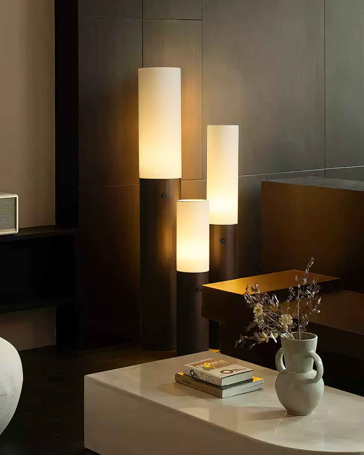 Viraalia kolumnowa lampa stojąca z drewna