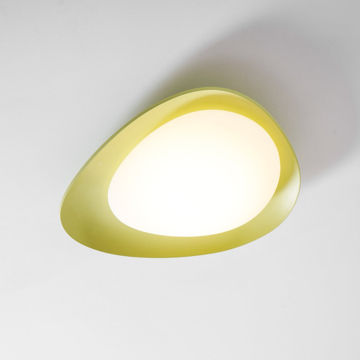 Lampa wisząca Poe z żywicy, kształt owalny, styl nowoczesny i współczesny