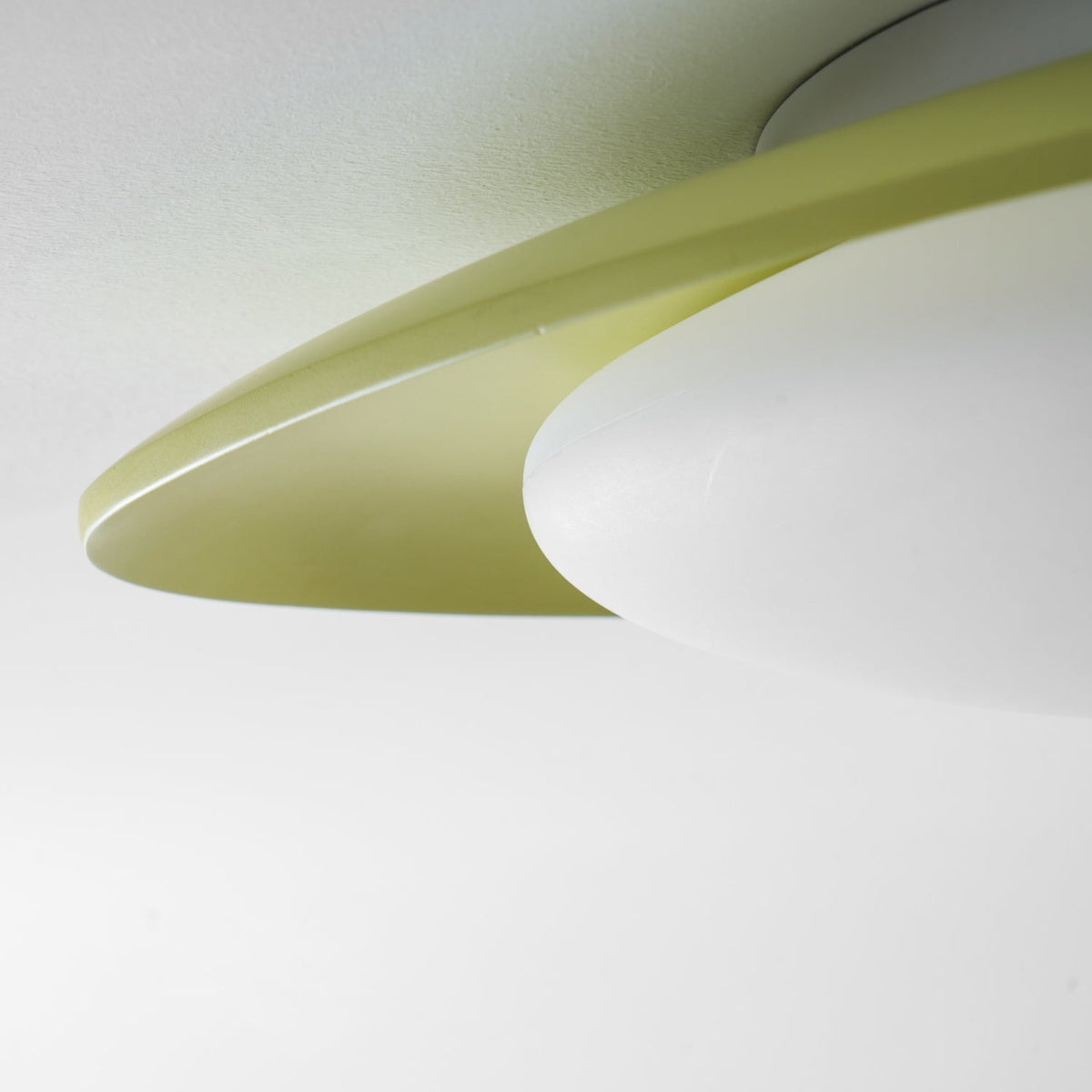 Lampa wisząca Poe z żywicy, kształt owalny, styl nowoczesny i współczesny