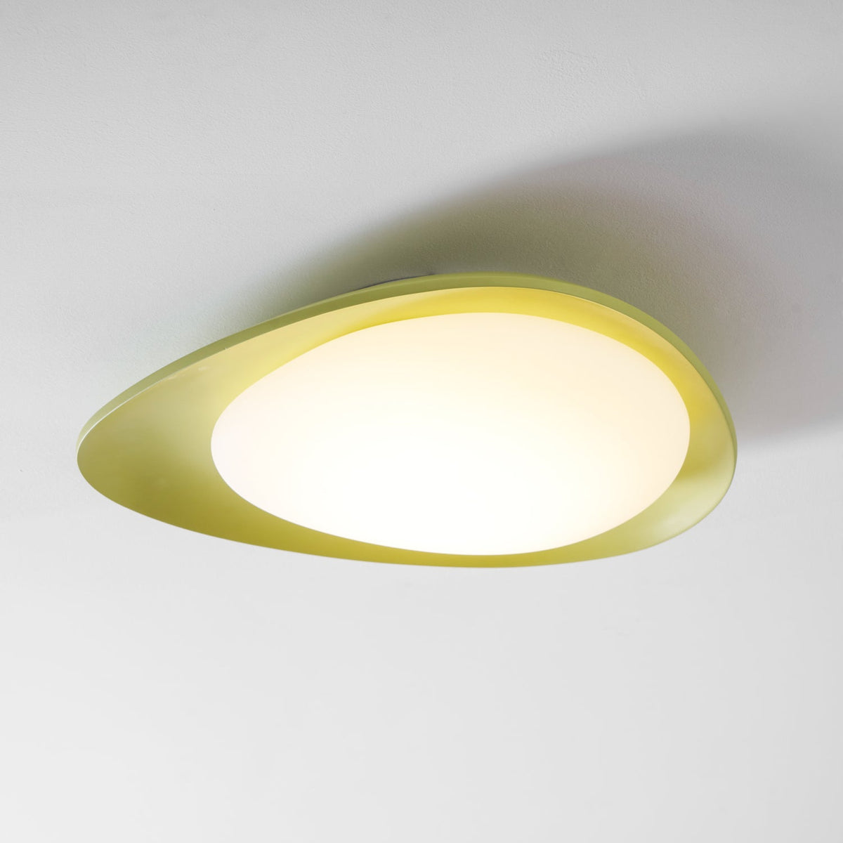 Lampa wisząca Poe z żywicy, kształt owalny, styl nowoczesny i współczesny
