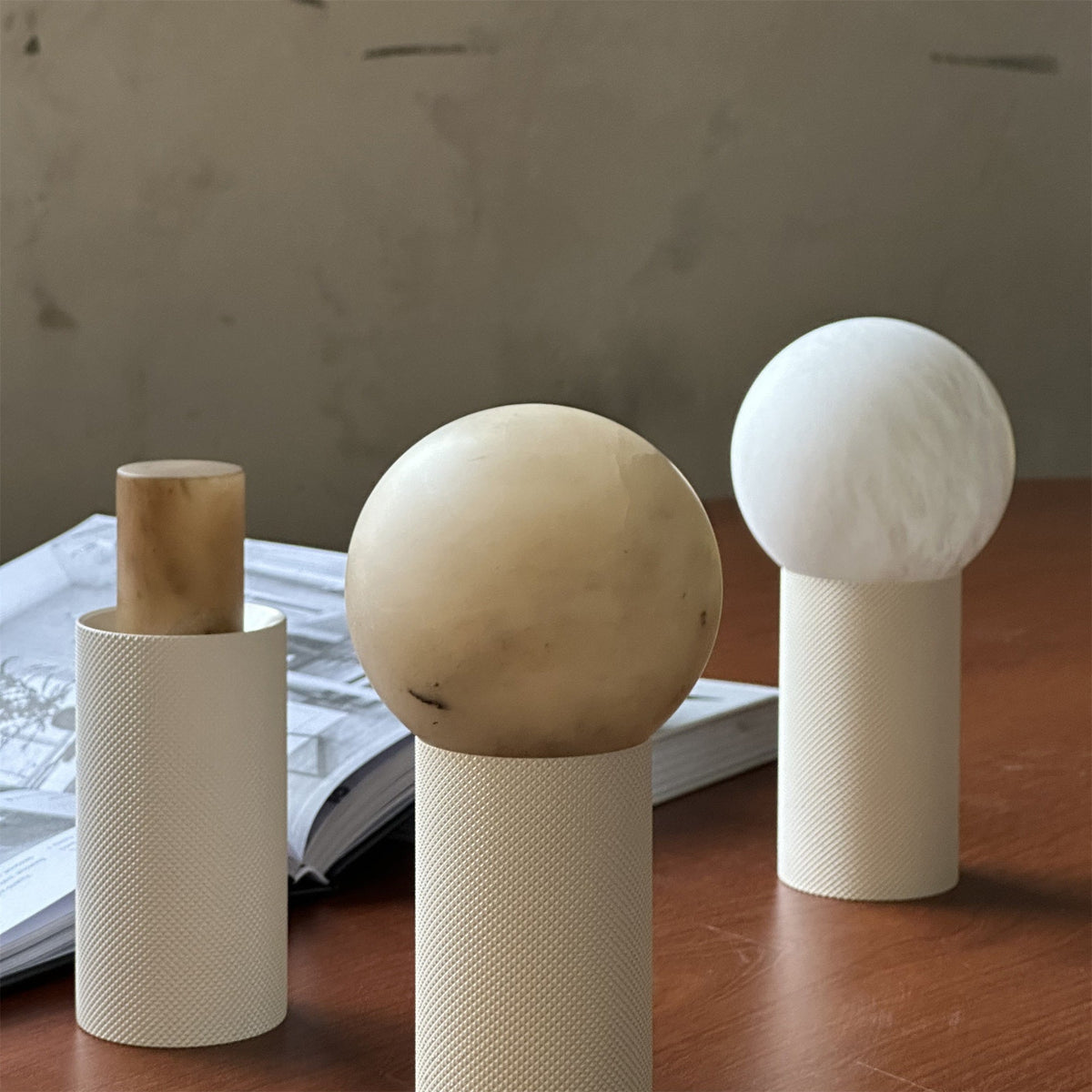 Lampa stołowa w kształcie kuli z białego alabastu minimalistyczna do salonu | Cielum