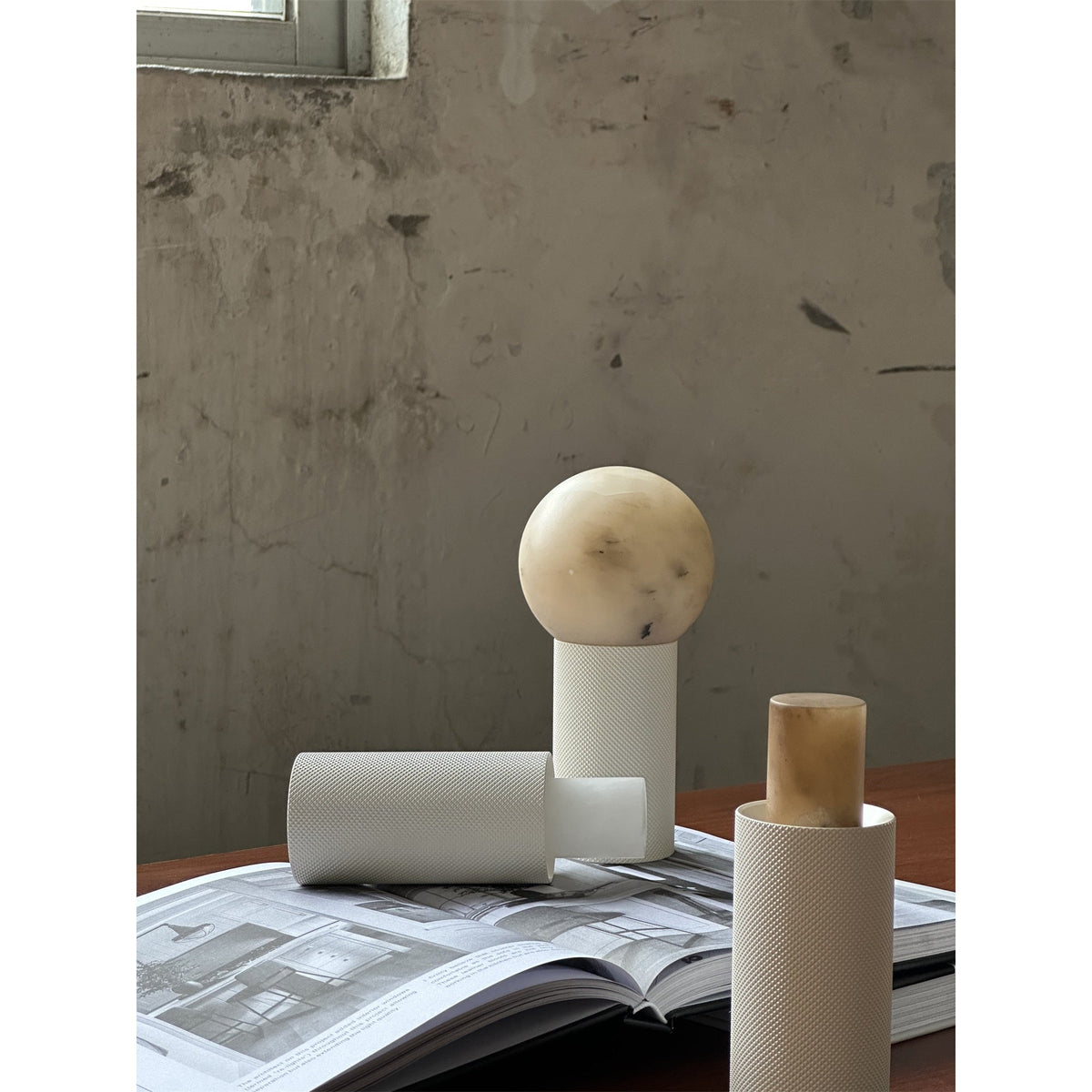 Lampa stołowa w kształcie kuli z białego alabastu minimalistyczna do salonu | Cielum