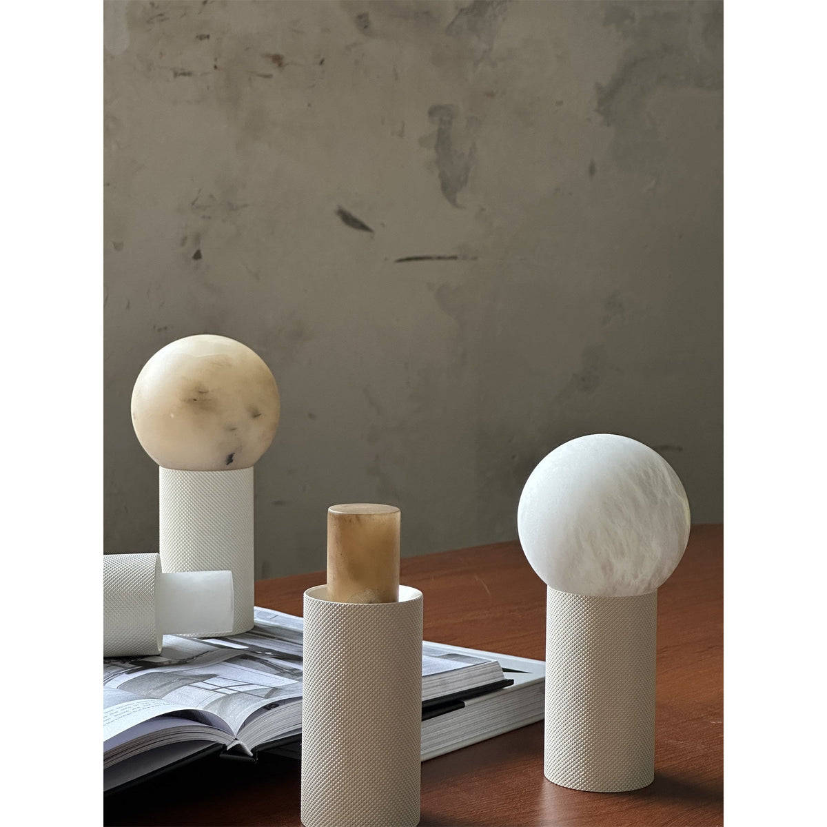Lampa stołowa w kształcie kuli z białego alabastu minimalistyczna do salonu | Cielum