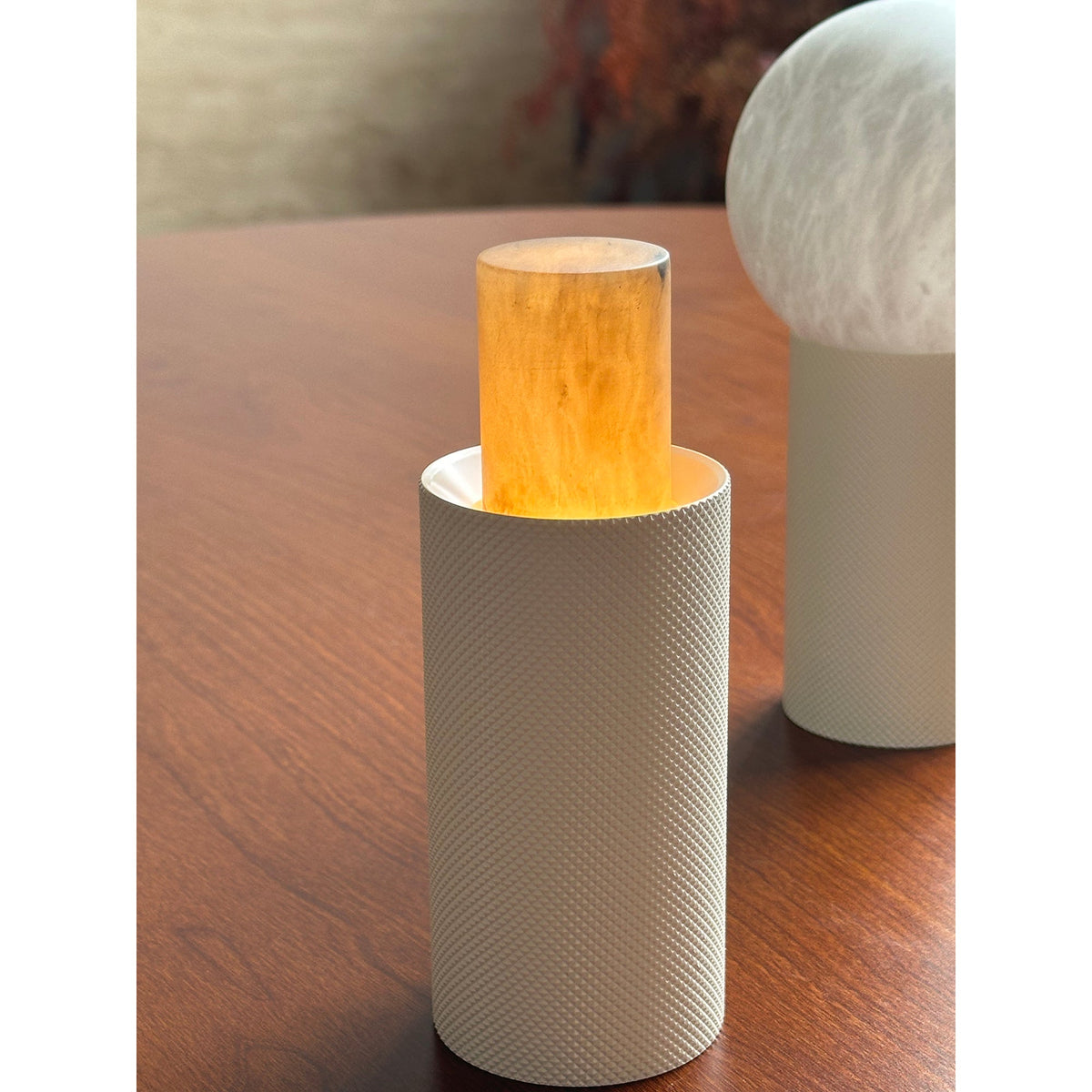 Lampa stołowa w kształcie kuli z białego alabastu minimalistyczna do salonu | Cielum