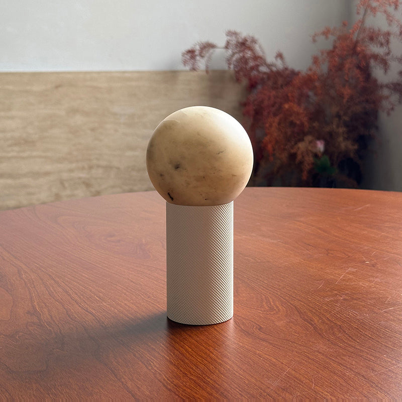 Lampa stołowa w kształcie kuli z białego alabastu minimalistyczna do salonu | Cielum