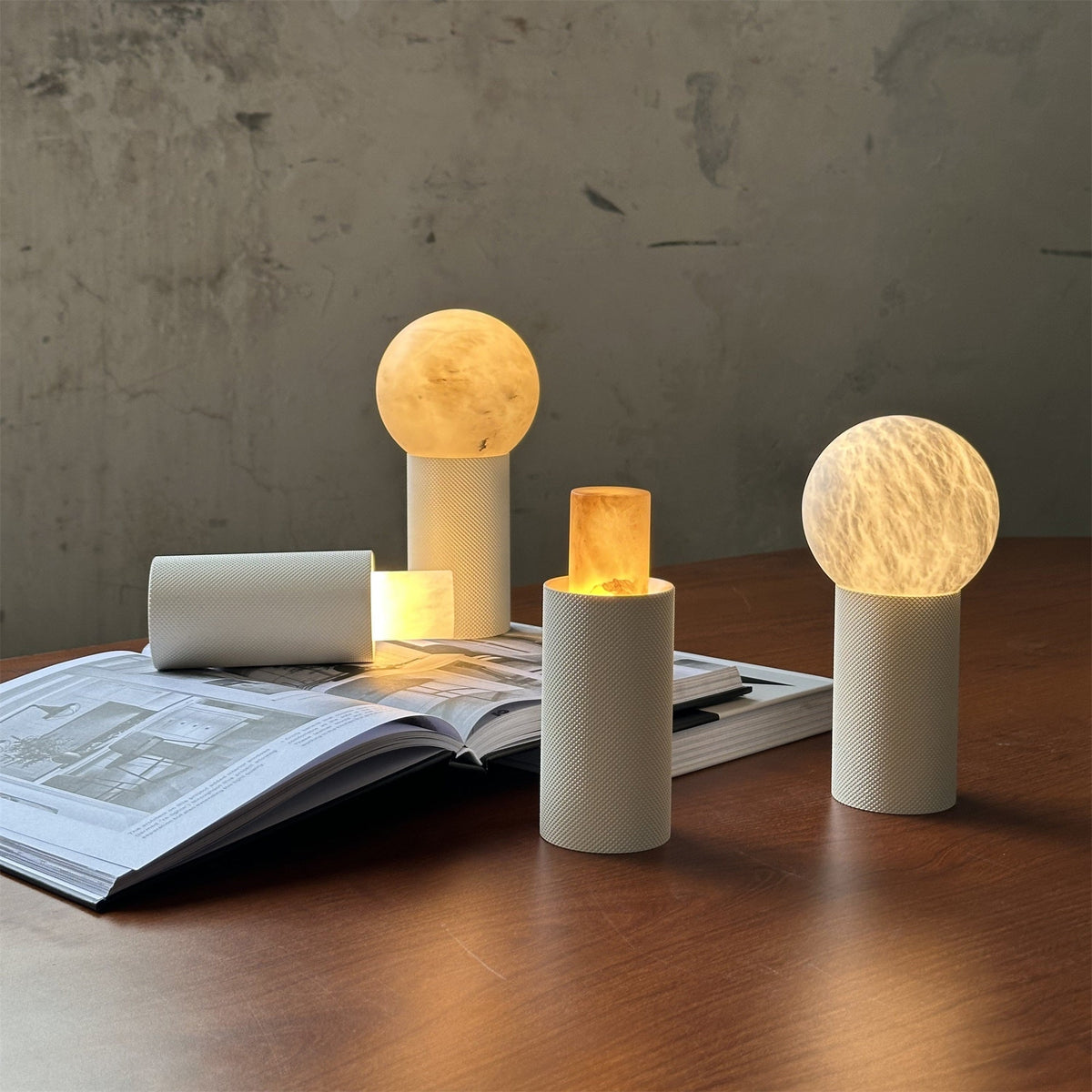 Lampa stołowa w kształcie kuli z białego alabastu minimalistyczna do salonu | Cielum