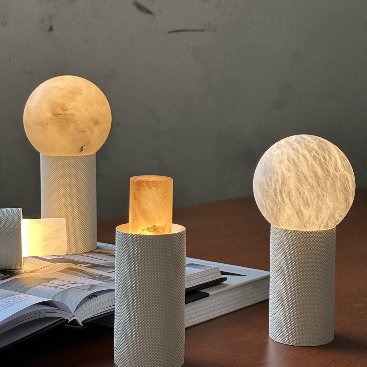 Lampa stołowa w kształcie kuli z białego alabastu minimalistyczna do salonu | Cielum