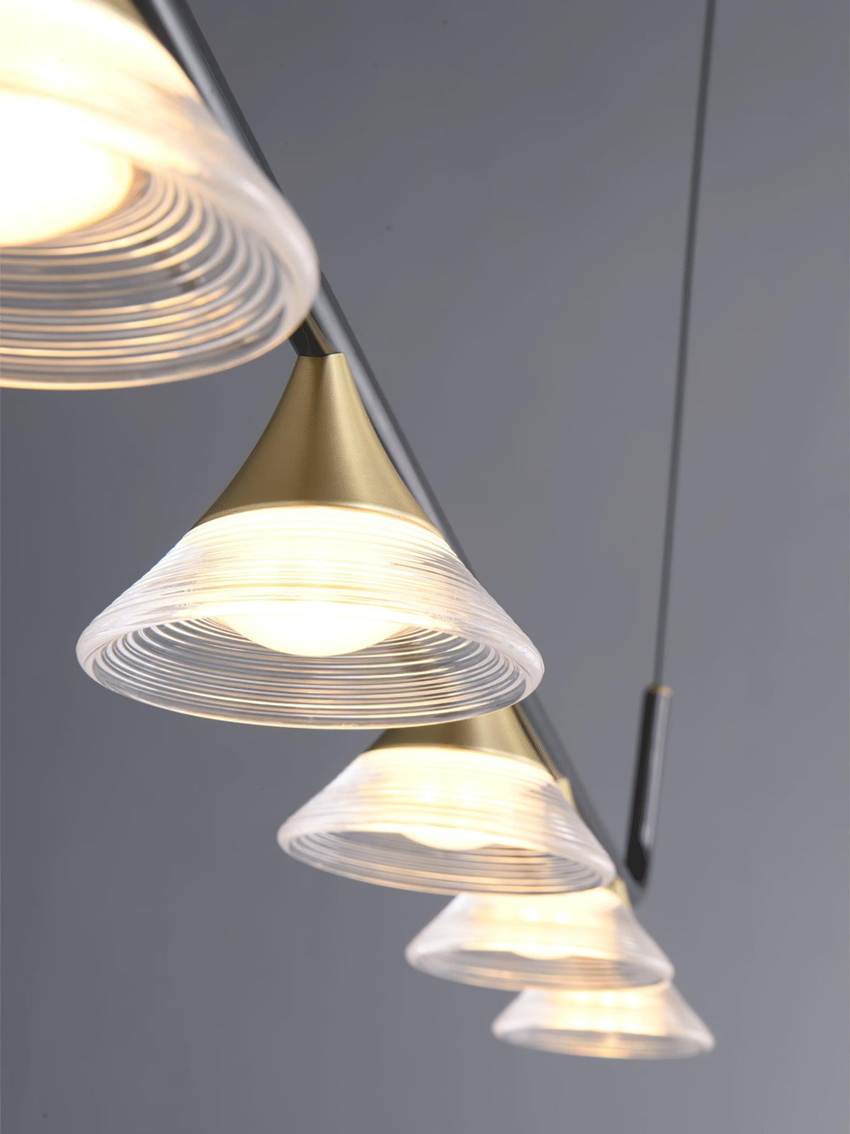 Auranielle nowoczesna lampa wisząca z miedzi w stylu mid-century