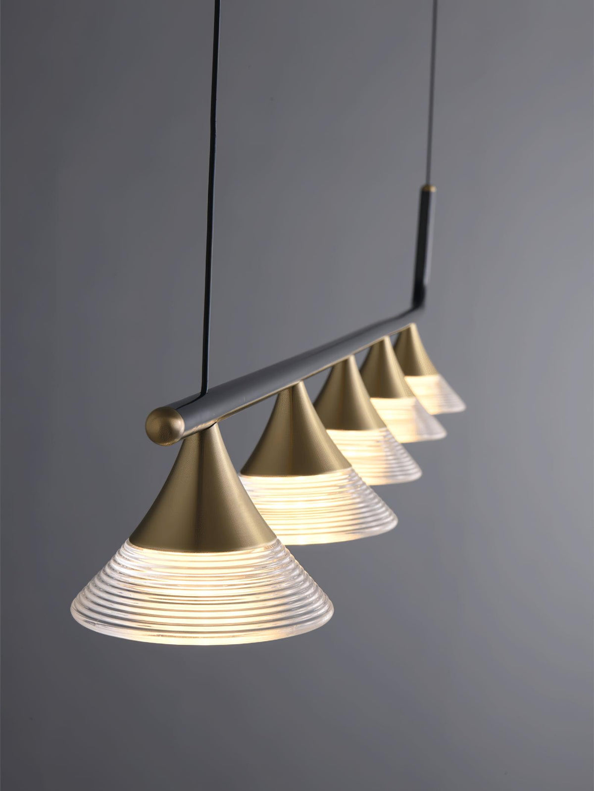 Auranielle nowoczesna lampa wisząca z miedzi w stylu mid-century