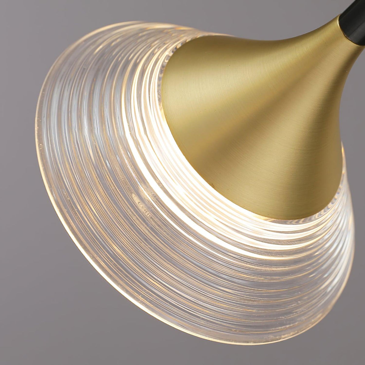 Auranielle nowoczesna lampa wisząca z miedzi w stylu mid-century