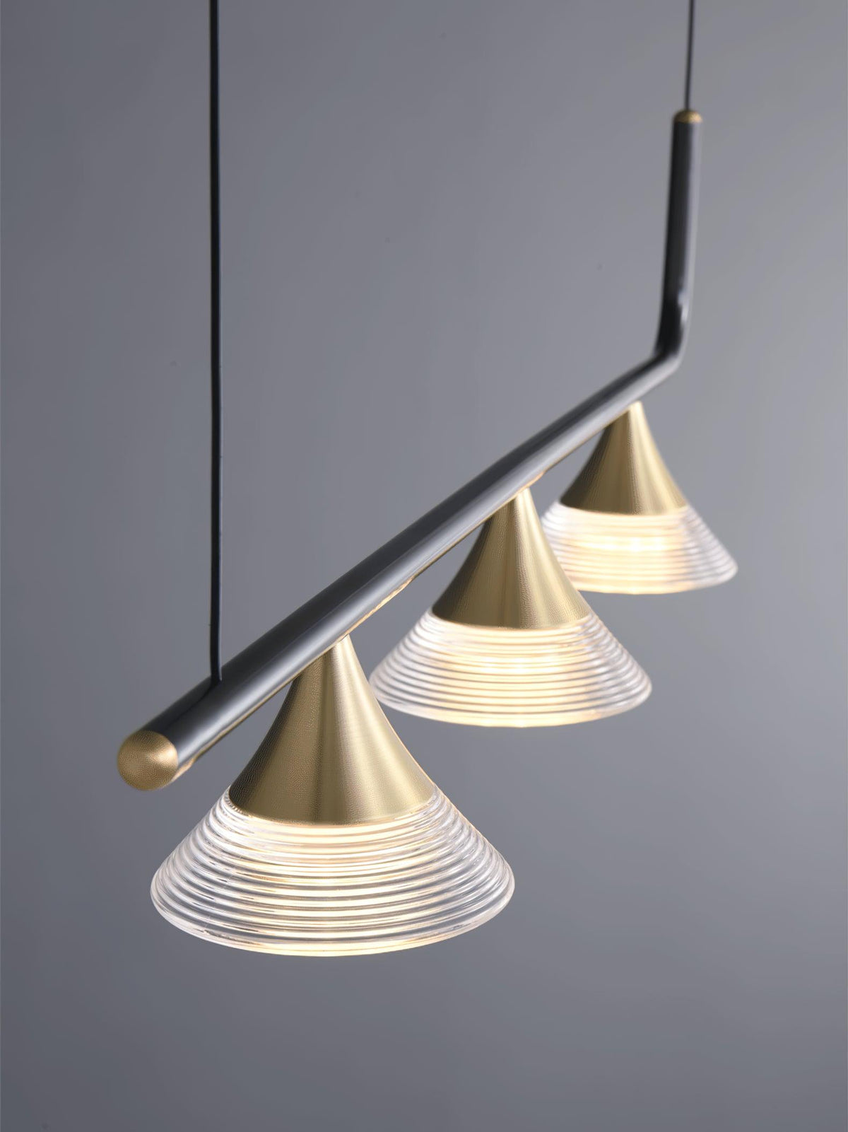Auranielle nowoczesna lampa wisząca z miedzi w stylu mid-century
