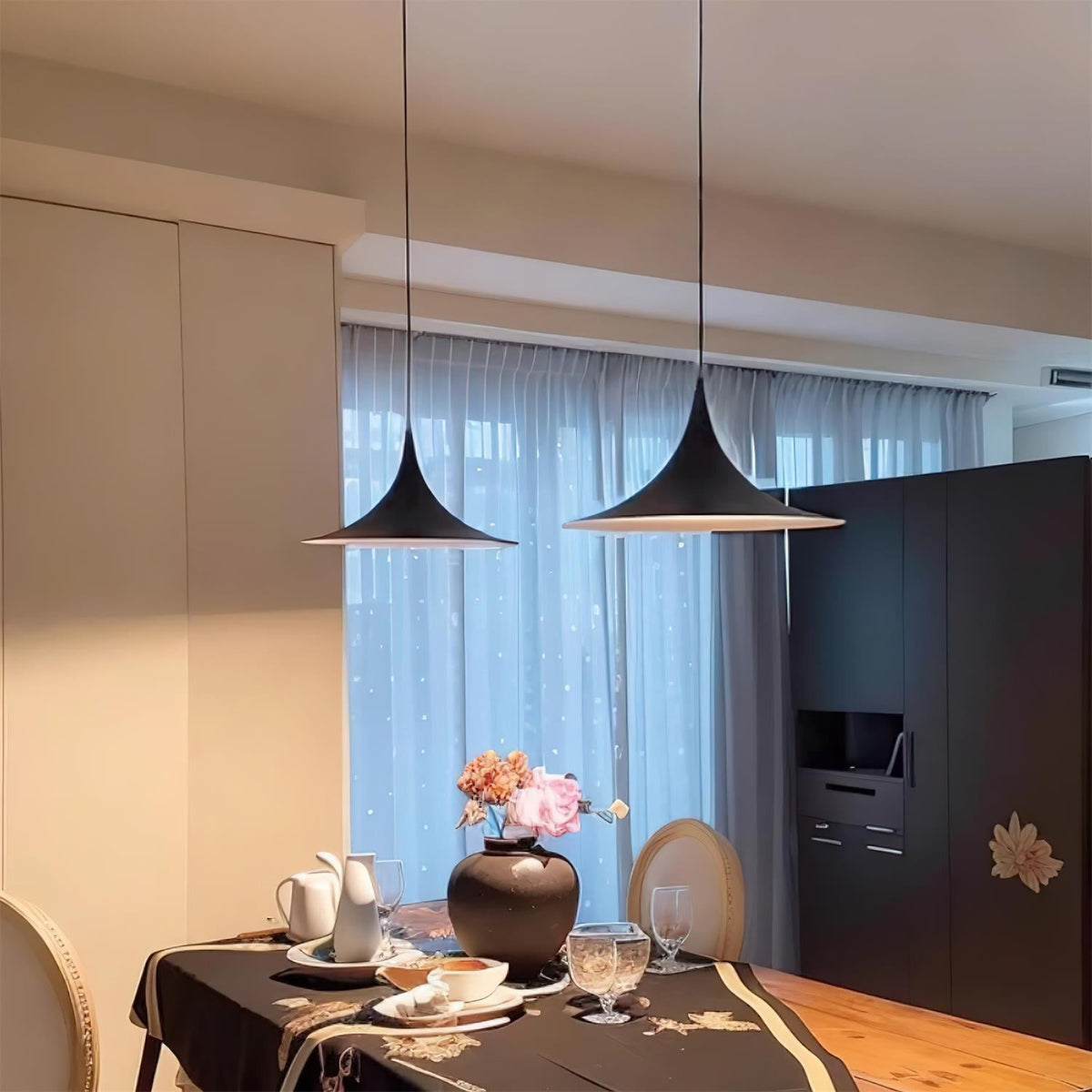 Viro lampa wisząca Viro o smukłej szyi i szerokim rozszerzeniu, nowoczesny żyrandol do jadalni