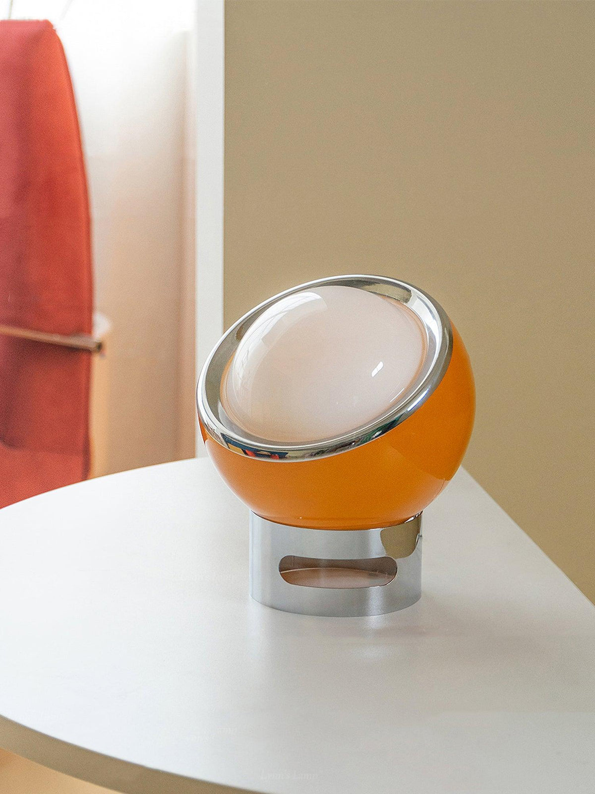 Halonce stalowa lampa stołowa o nowoczesnym designie