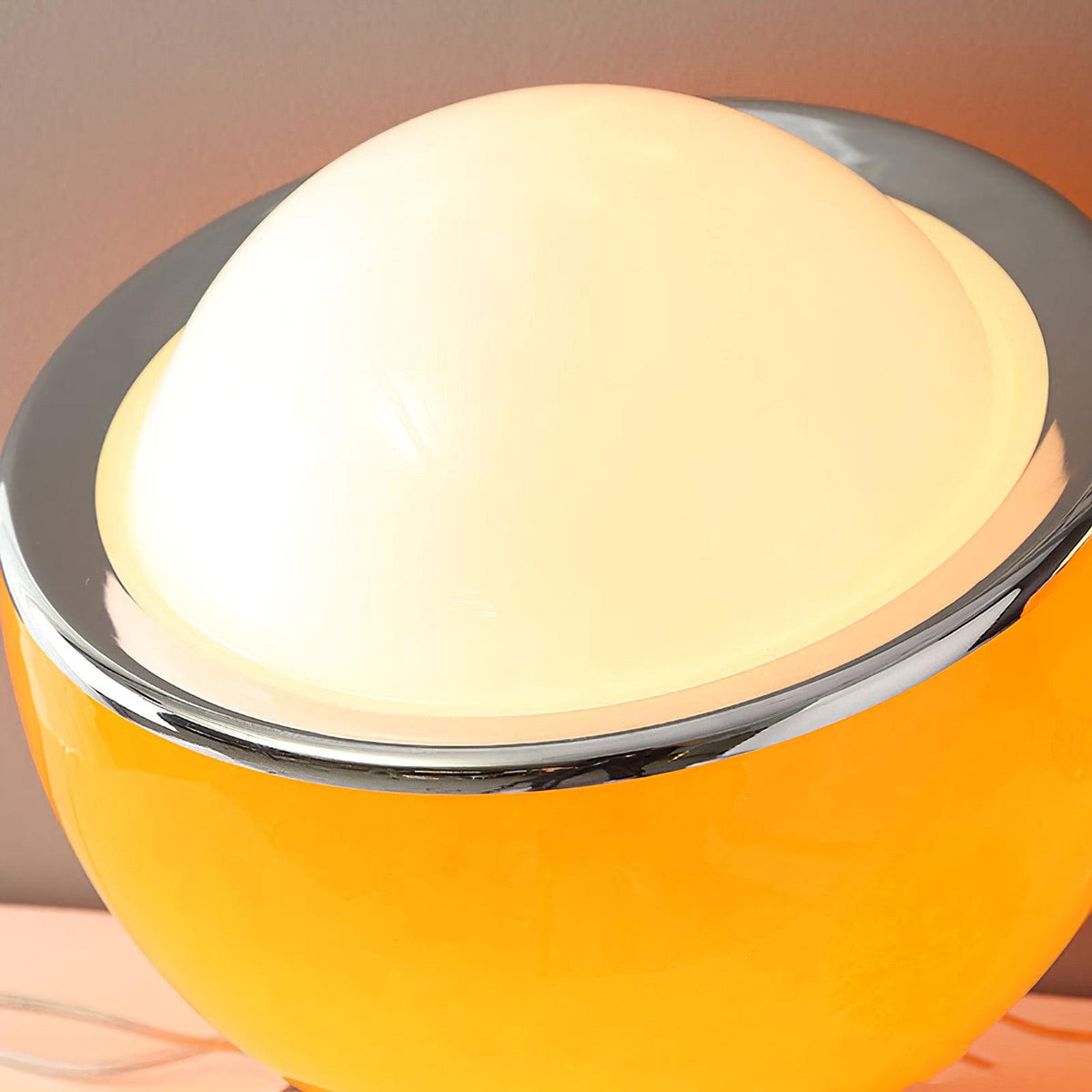 Halonce stalowa lampa stołowa o nowoczesnym designie