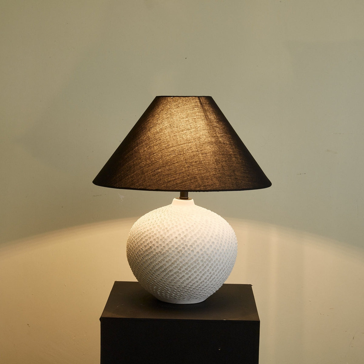 Elaarelle minimalistyczna lampa stołowa z ceramiki