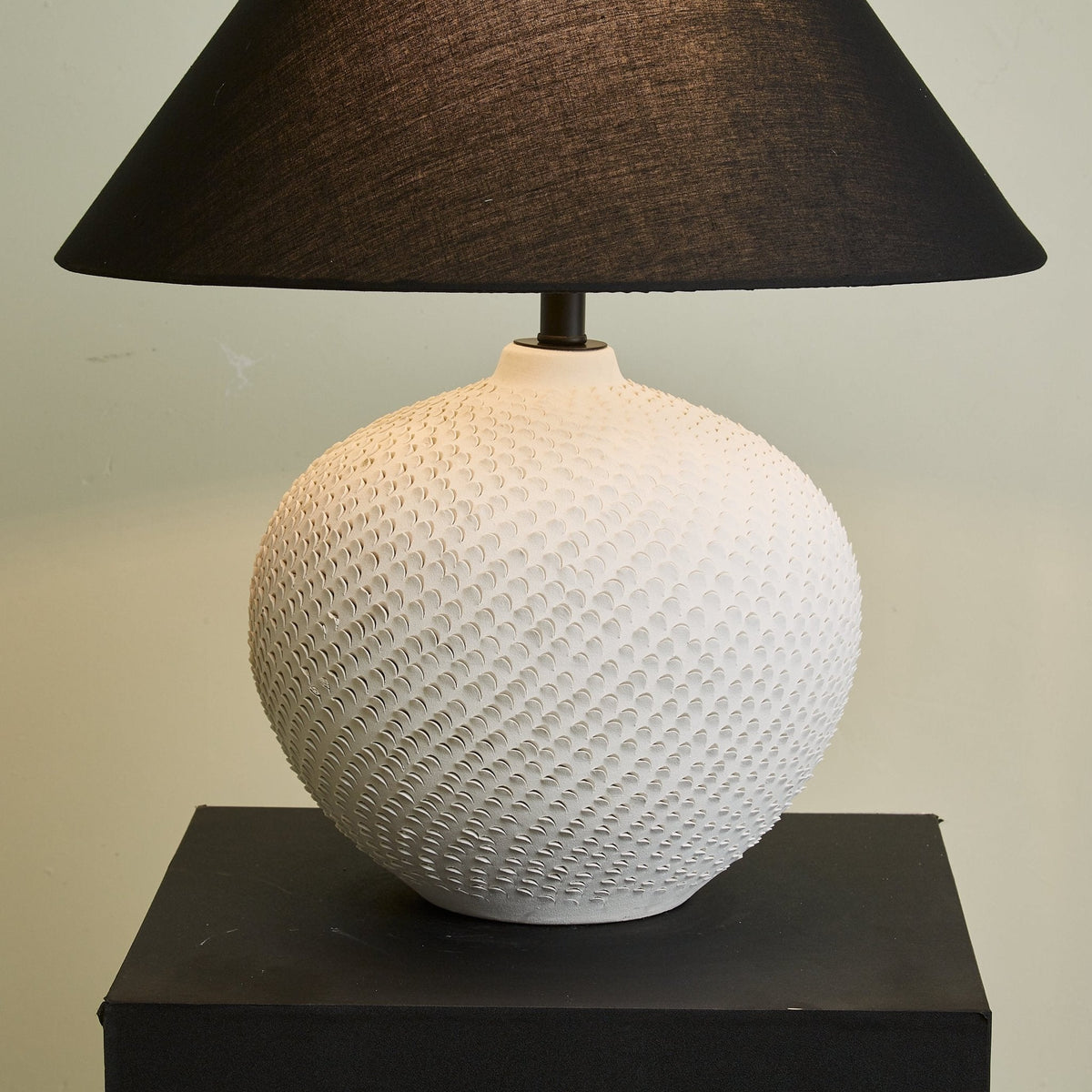 Elaarelle minimalistyczna lampa stołowa z ceramiki