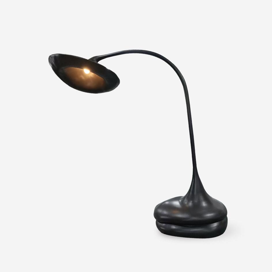 Elsilora zakrzywiona lampa stołowa czarna