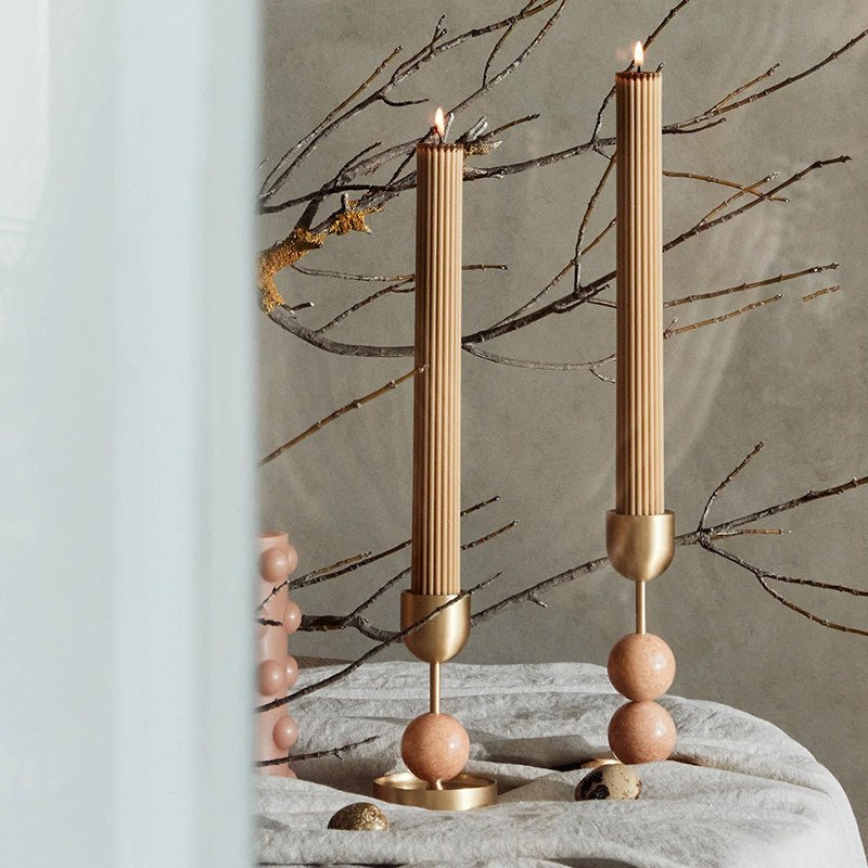 Fuldo Verdant Sphere kubek na świeczkę ze szczotkowanego mosiądzu z akcentem w stylu mid-century