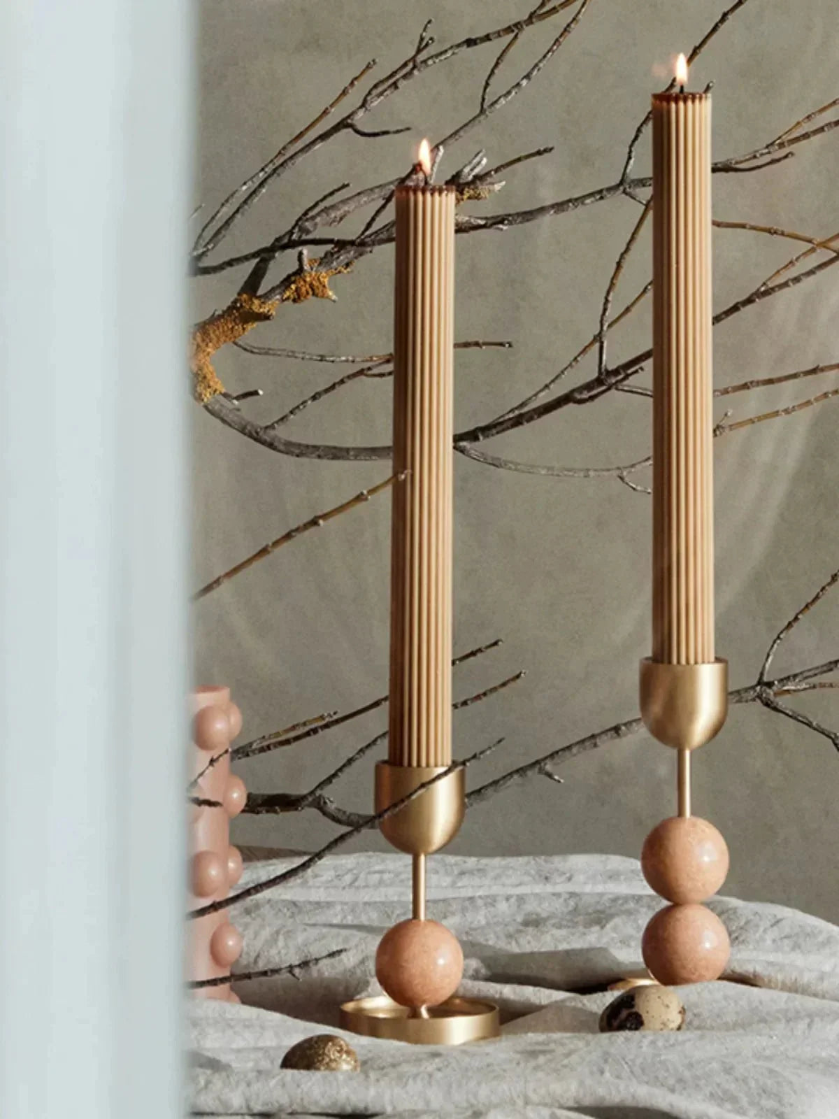 Fuldo Verdant Sphere kubek na świeczkę ze szczotkowanego mosiądzu z akcentem w stylu mid-century