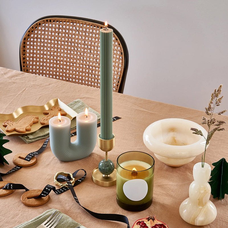 Fuldo Verdant Sphere kubek na świeczkę ze szczotkowanego mosiądzu z akcentem w stylu mid-century