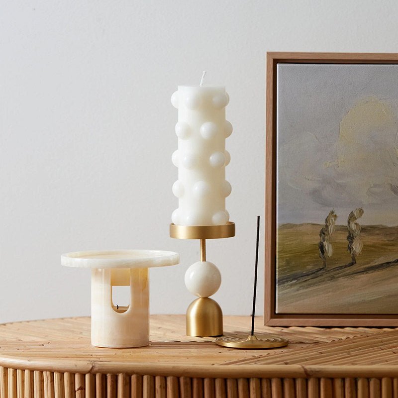 Fuldo Verdant Sphere kubek na świeczkę ze szczotkowanego mosiądzu z akcentem w stylu mid-century