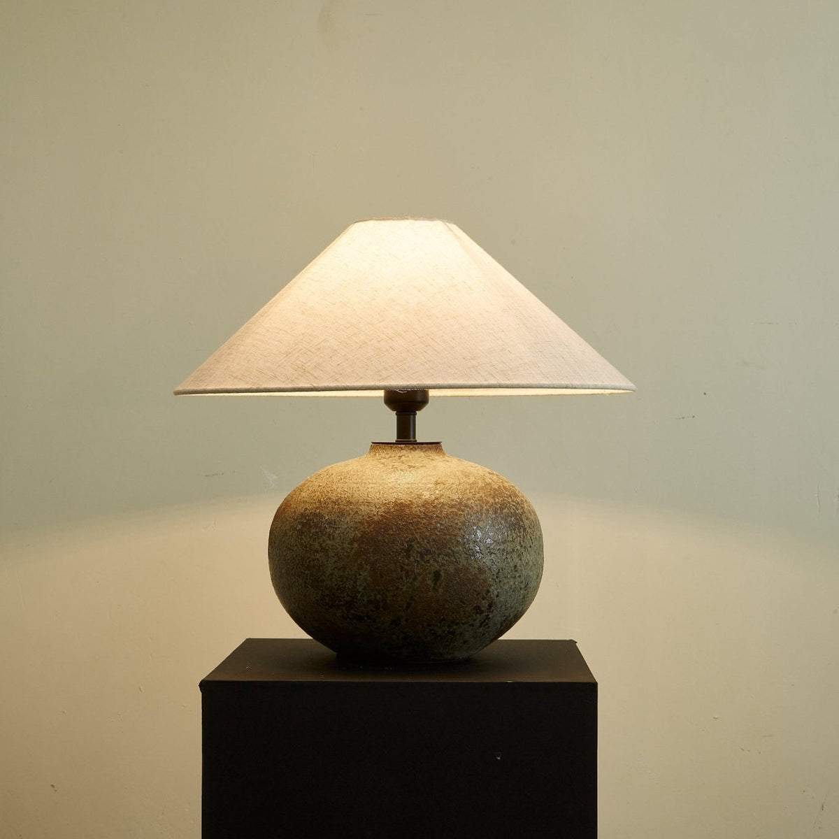 Faye nowoczesna lampa stołowa z ceramiki