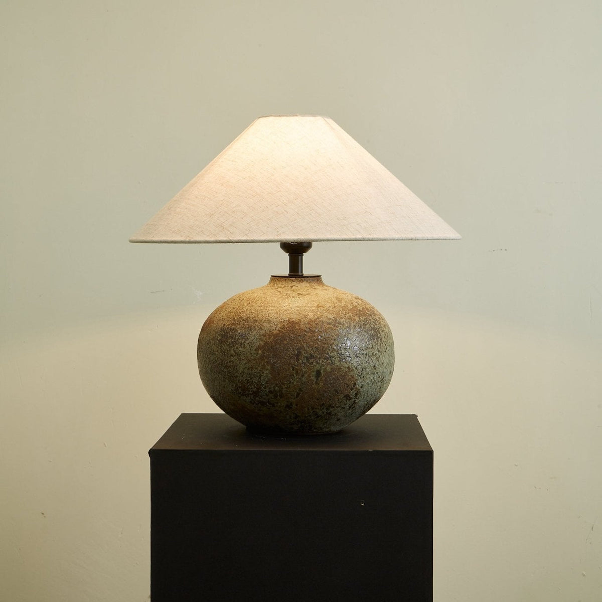 Faye nowoczesna lampa stołowa z ceramiki
